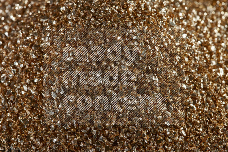 قطع زجاجية ذهبية لامعة متناثرة على خلفية سوداء