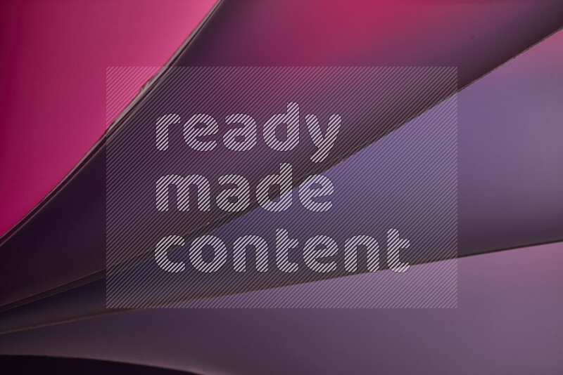 فن تجريدي يعرض منحنيات مع تدرجات الألوان الدافئة والباردة مكونه بضوء ملون