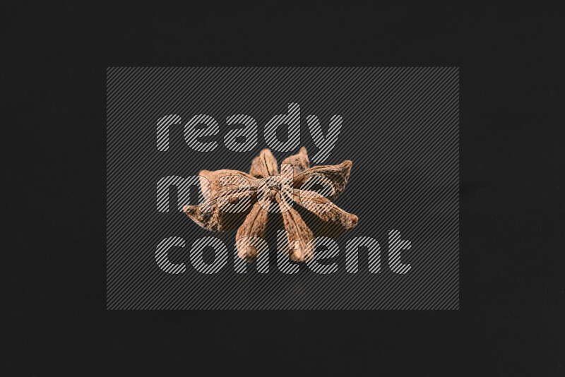 يانسون نجمي على خلفية سوداء