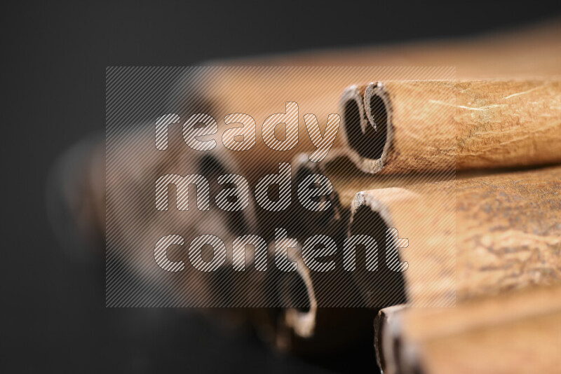 أعواد القرفة على خلفية سوداء