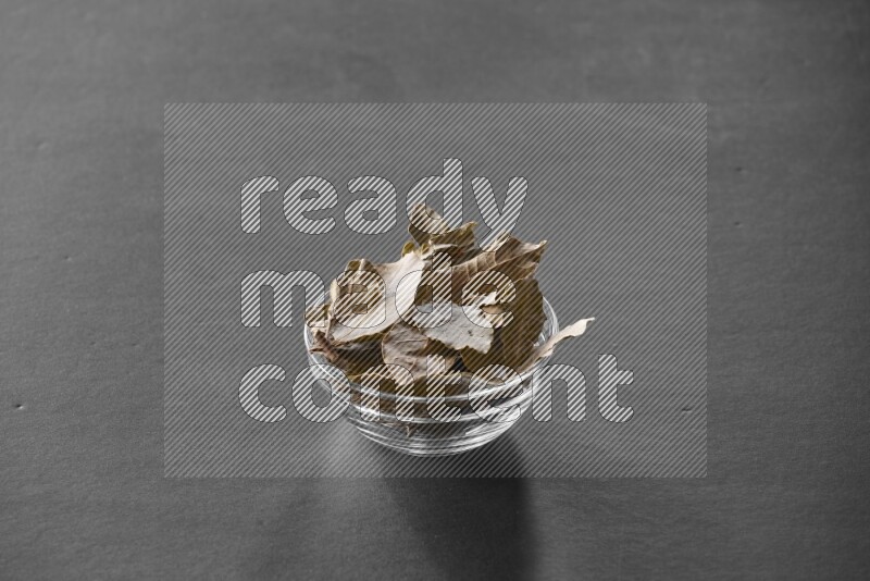 أوراق الغار في وعاء زجاجي علي خلفية سوداء