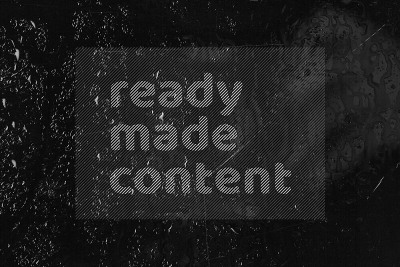 تظهر الصورة قطرات من الماء علي خلفية داكنة