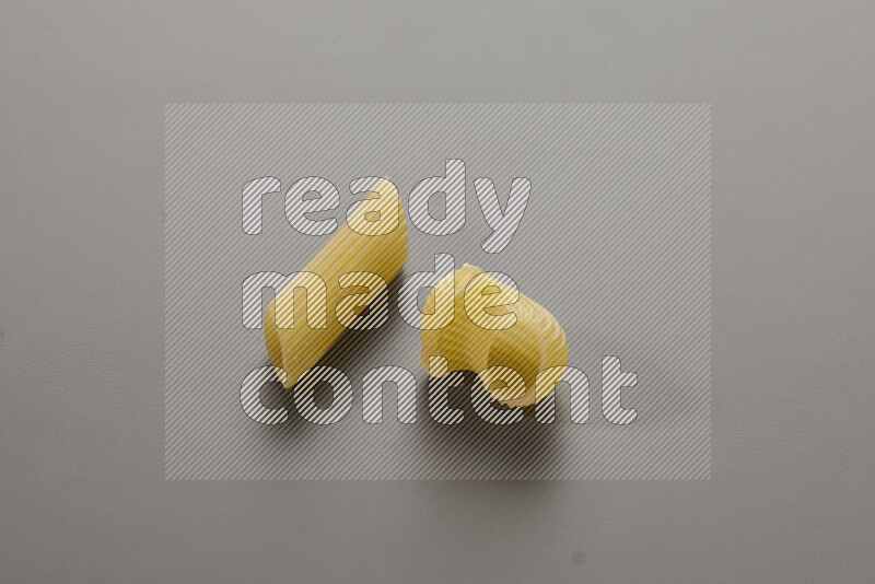 معكرونة فرن مع أنواع أخري من المعكرونة علي خلفية رمادية