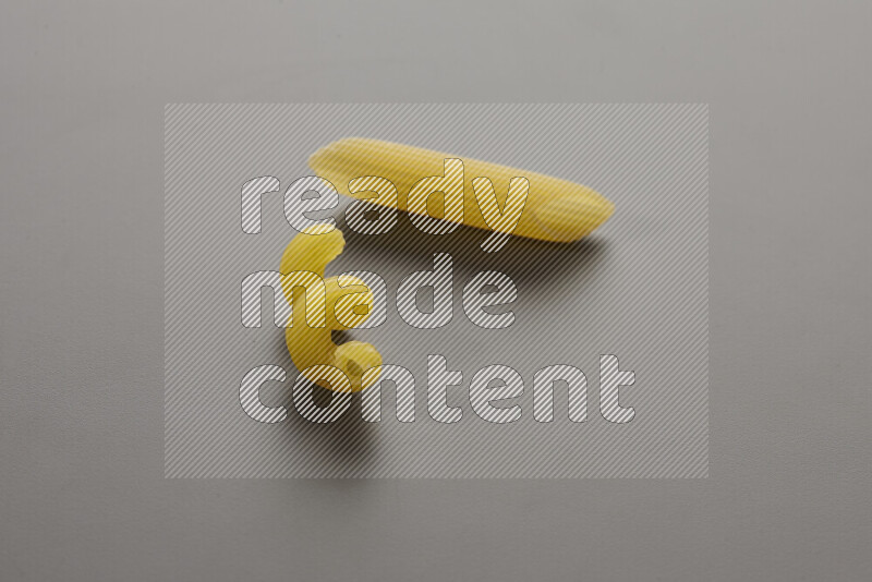 معكرونة تويست مع أنواع أخري من المعكرونة علي خلفية رمادية