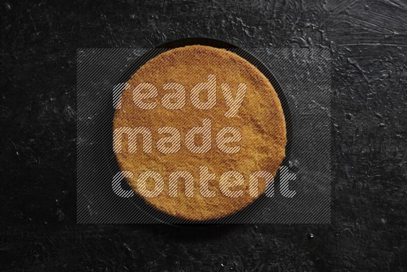 كنافة في أطباق مختلفه علي خلفية سوداء خشبية