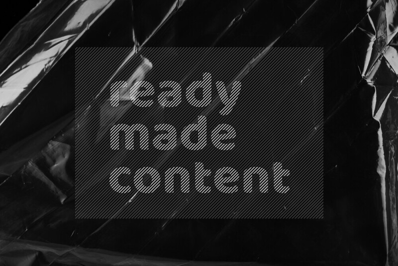 تظهر الصورة سطح من البلاستيك علي خلفية داكنة