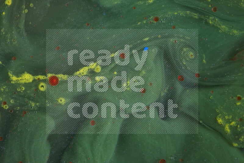 تلتقط الصورة تناثرا للطلاء الأحمر والأخضر والأصفر علي الخلفية