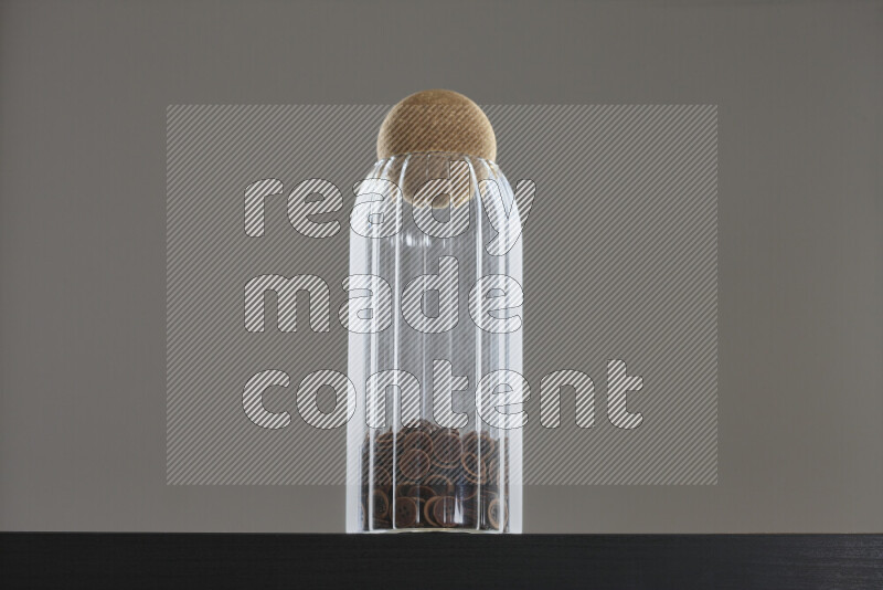 أزرار متنوعة في وعاء زجاجي علي خلفية سوداء