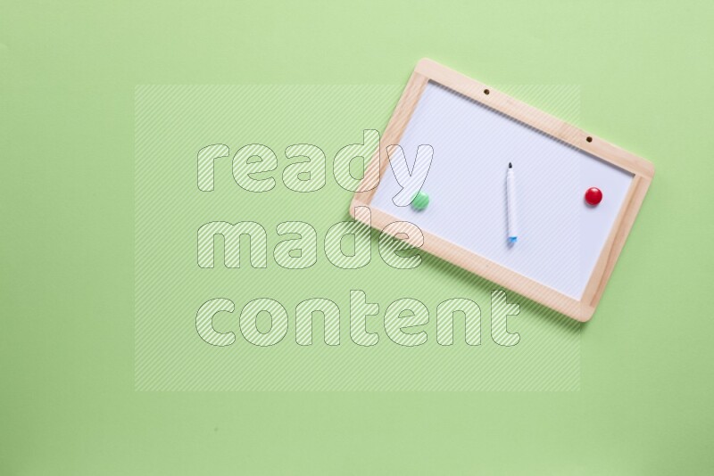 سبورة بيضاء علي خلفية خضراء