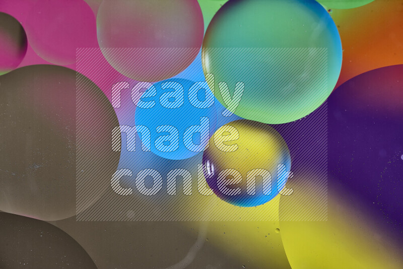 لقطات مقربة لفقاعات من الزيت على سطح الماء بألوان متنوعة