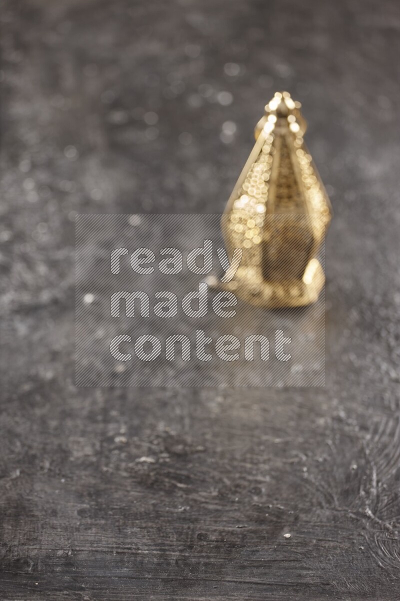 فانوس خارج إطار التركيز موضوع علي خلفية سوداء