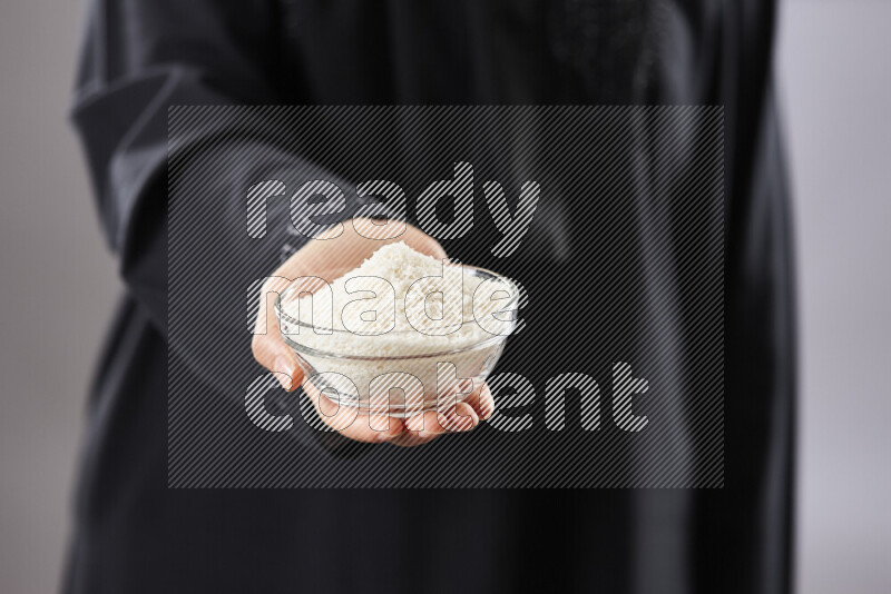 امرأة ترتدي عباءة تحمل أنواع مختلفة من المكسرات في أوضاع متعددة