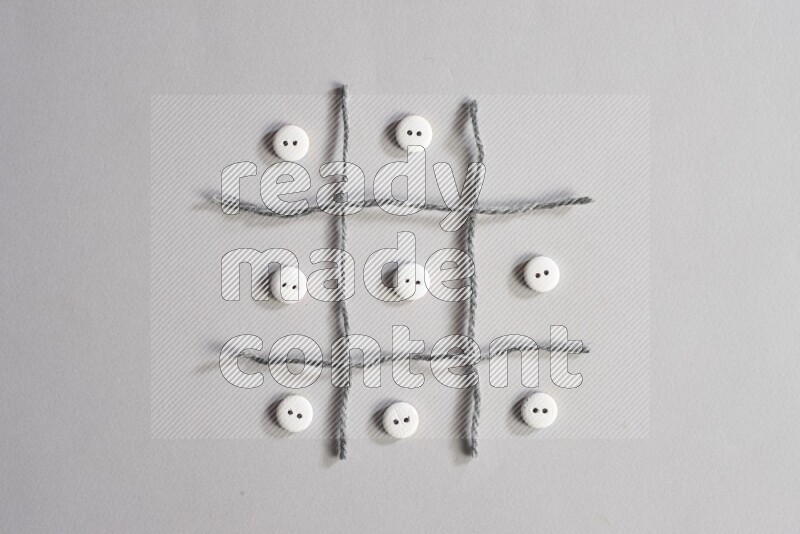 أزرار بيضاء موضوعة علي خلفية رمادية