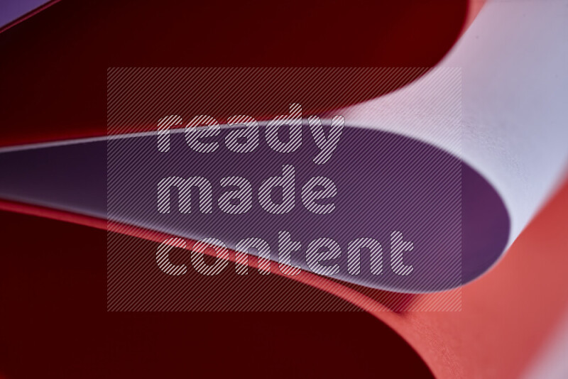 فن تجريدي يعرض المنحنيات المرتبة للأوراق باللون الارجواني والأحمر