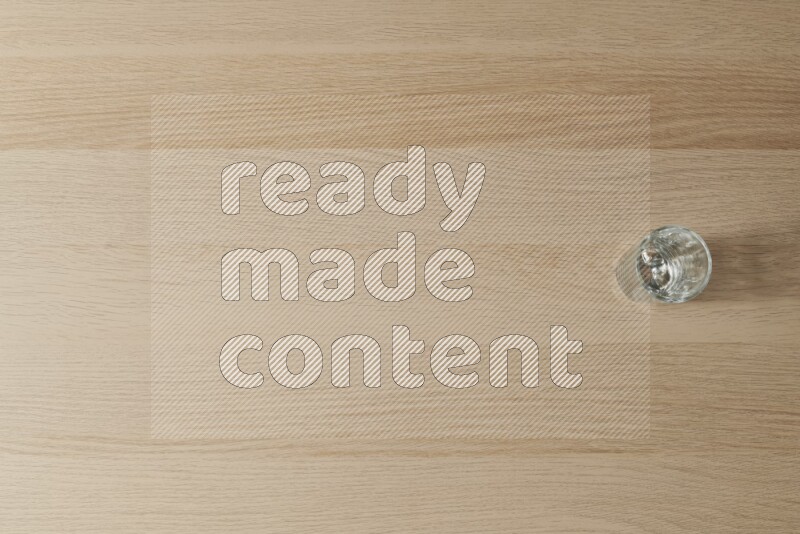 كوب زجاجي فارغ على خلفية خشبية فاتحة