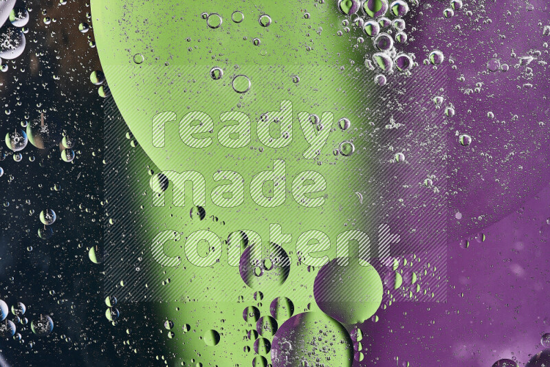 لقطات مقربة لفقاعات من الزيت على سطح الماء باللون الأسود والأخضر والأرجواني