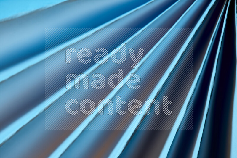 صورة تقدم نمط تجريدي ورقي من الخطوط المائلة بدرجات اللون الأزرق