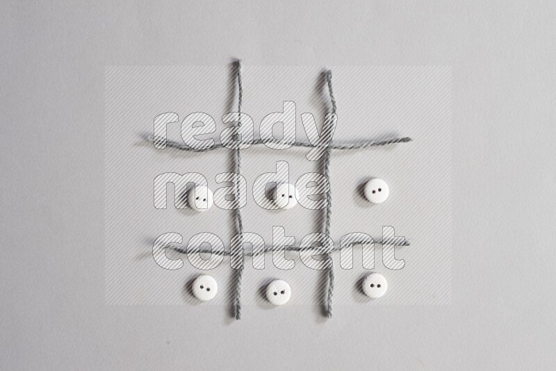 أزرار بيضاء موضوعة علي خلفية رمادية