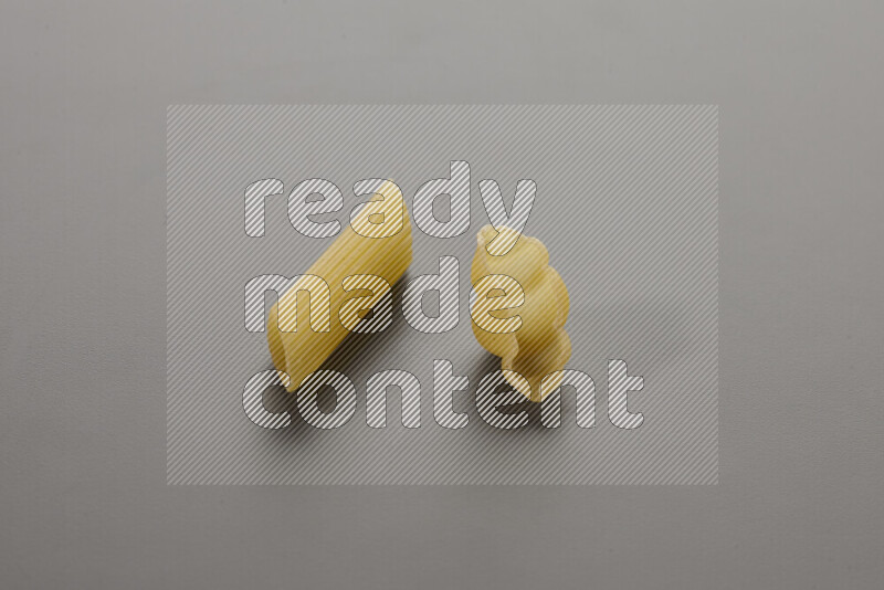 معكرونة فرن مع أنواع أخري من المعكرونة علي خلفية رمادية