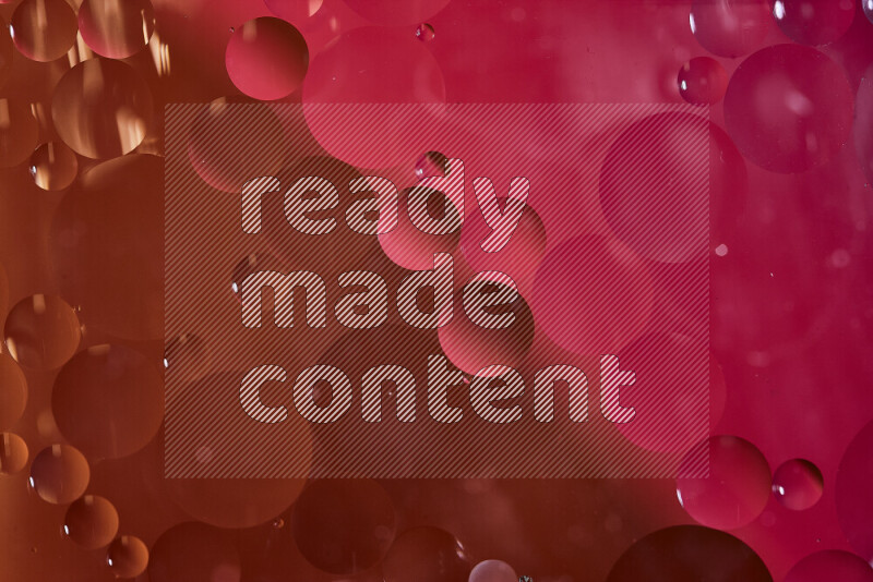 لقطات مقربة لفقاعات من الزيت على سطح الماء باللون الأحمر والبرتقالي