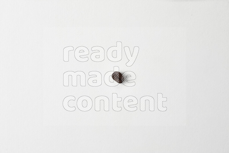 حبوب البن المحمصة على خلفية بيضاء