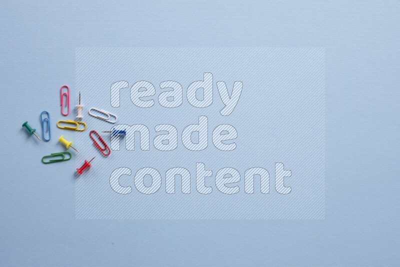 أدوات مدرسة مختلفة علي خلفية زرقاء