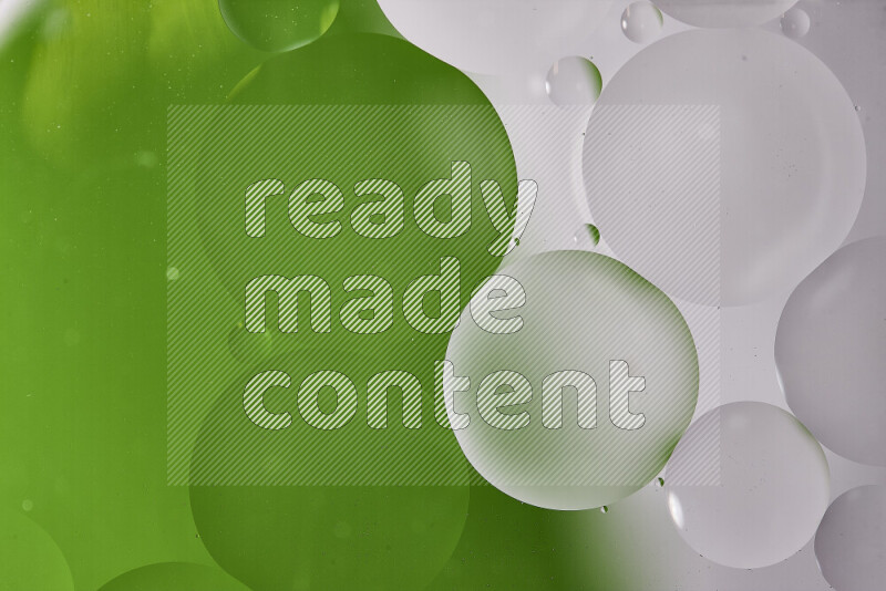 لقطات مقربة لفقاعات من الزيت على سطح الماء باللون الأبيض والأخضر