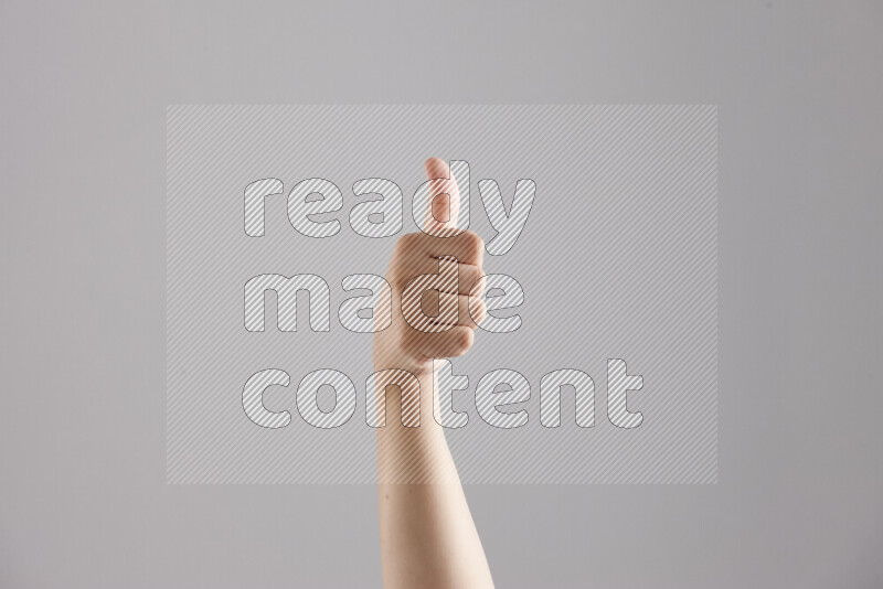 امرأة تشير بيديها بلغة الإشارات المختلفة