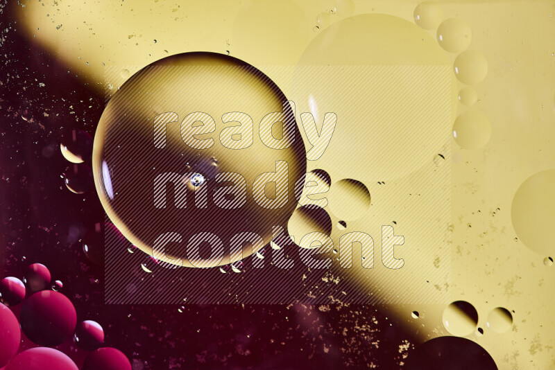 لقطات مقربة لفقاعات من الزيت على سطح الماء باللون الأحمر والأصفر