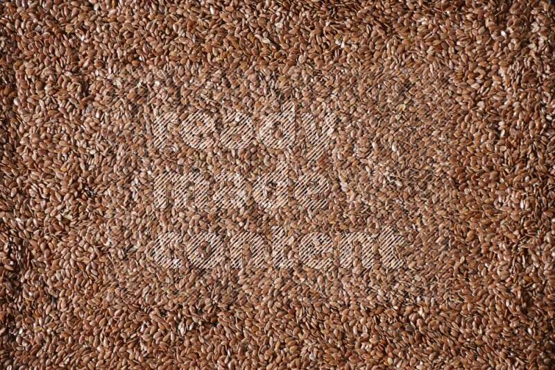 حبوب بذر الكتان تملأ الخلفية على أرضية سوداء