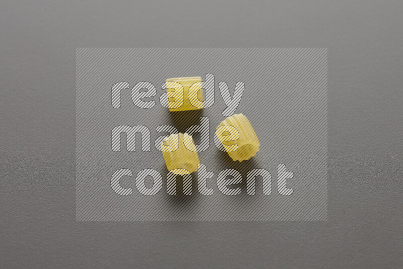 معكرونة مرمرية علي خلفية رمادية