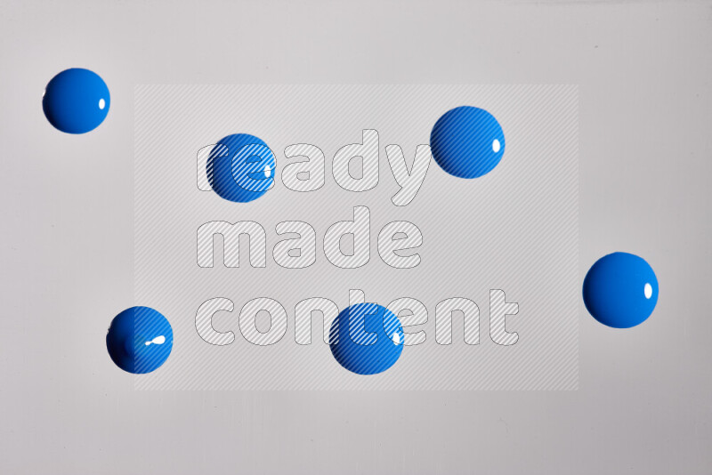 لقطات مقربة لقطرات من اللون الأزرق على الخلفية