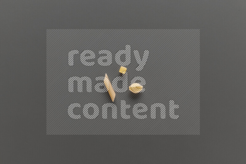 أنواع مختلفة من المعكرونة علي خلفية رمادية