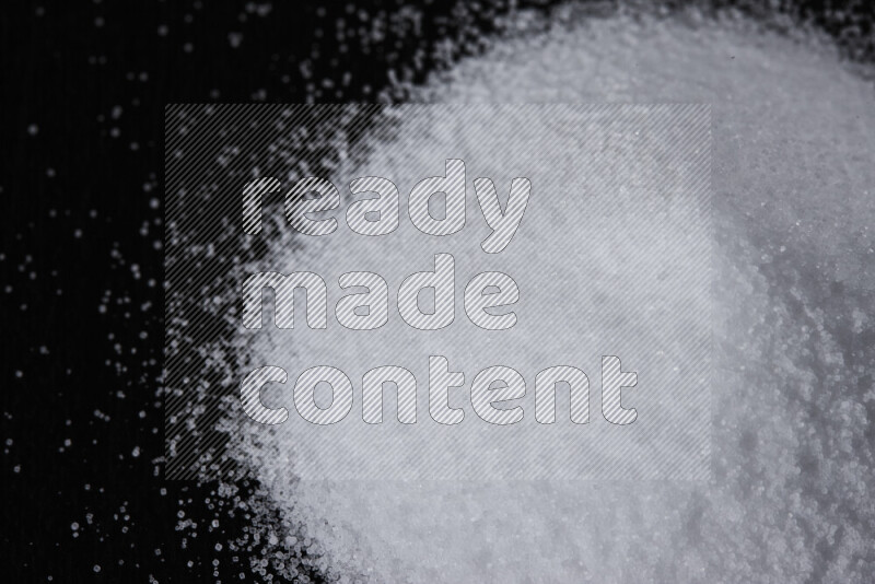 حفنة من ملح الطعام الناعم على خلفية سوداء