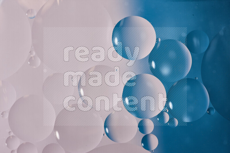 لقطات مقربة لفقاعات من الزيت على سطح الماء باللون الأبيض والأزرق