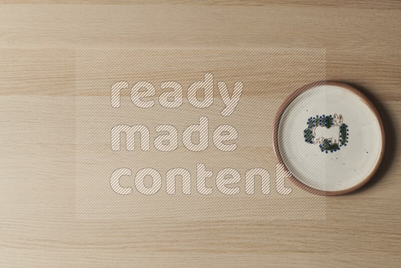 صحن فخاري مزخرف على خلفية خشبية فاتحة