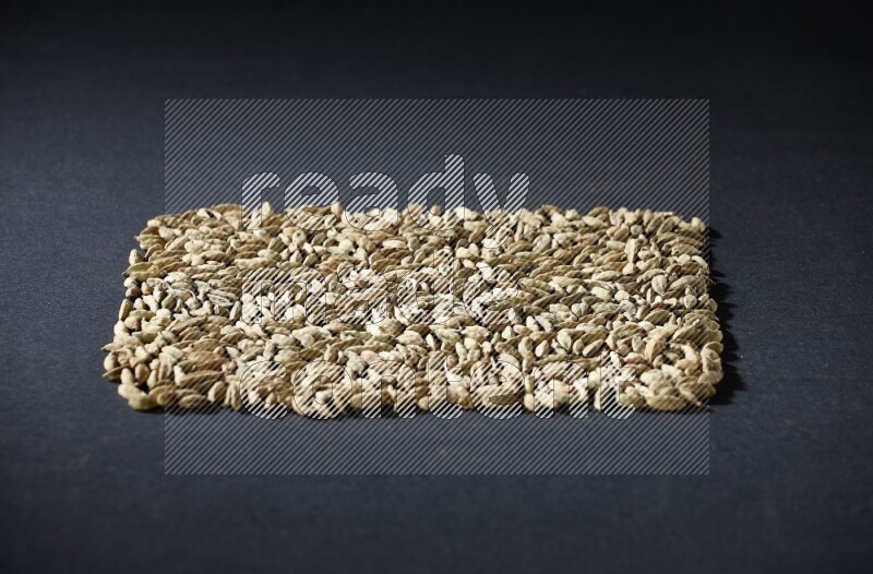 حبوب الهيل على شكل مستطيل على خلفية سوداء