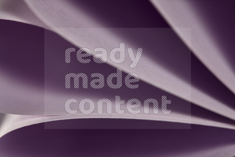 فن تجريدي يعرض المنحنيات المرتبة للأوراق باللون الارجواني