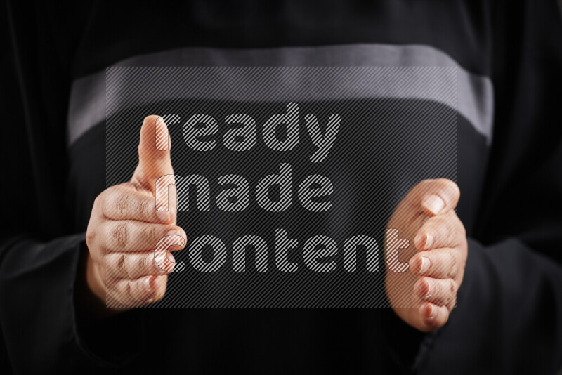 امرأة تشير بيديها بلغة الإشارات المختلفة