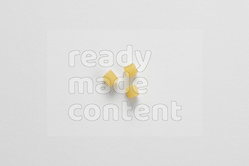 معكرونة مرمرية علي خلفية بيضاء