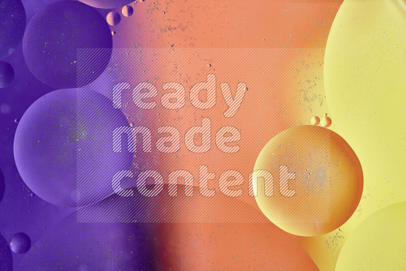 لقطات مقربة لفقاعات من الزيت على سطح الماء باللون الأصفر والبرتقالي والأرجواني