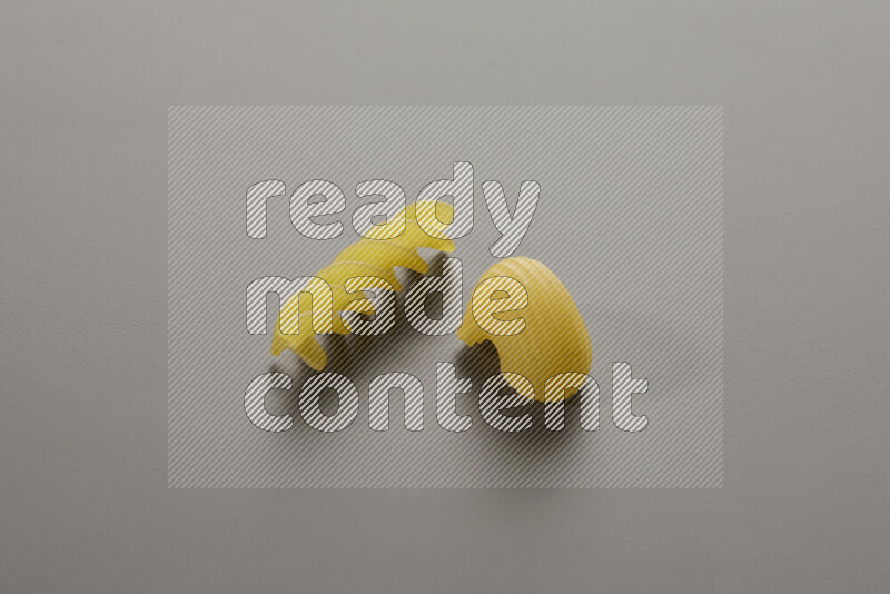 معكرونة بايب مع أنواع أخري من المعكرونة علي خلفية رمادية