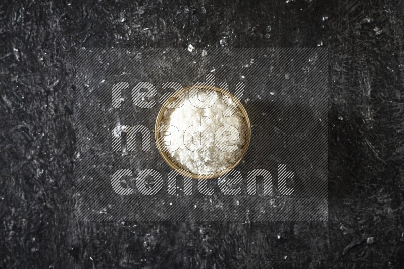 فواكه مجففة في وعاء معدني علي خلفية سوداء