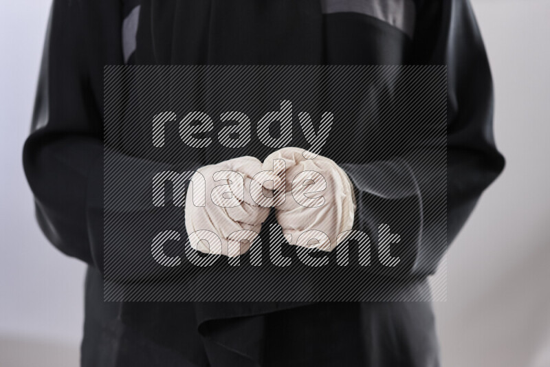 طبيبة ترتدي عباءة وملابس طبية في أوضاع متعددة