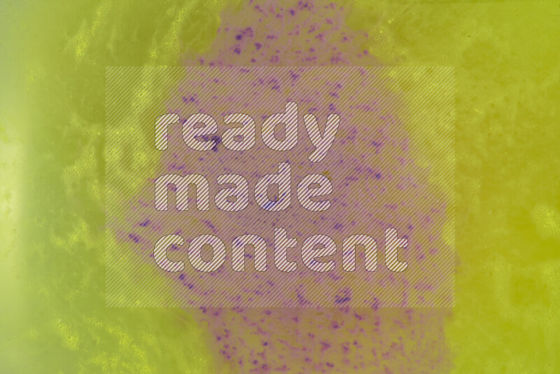 تلتقط الصورة تناثرا للطلاء الأرجواني علي خلفية صفراء