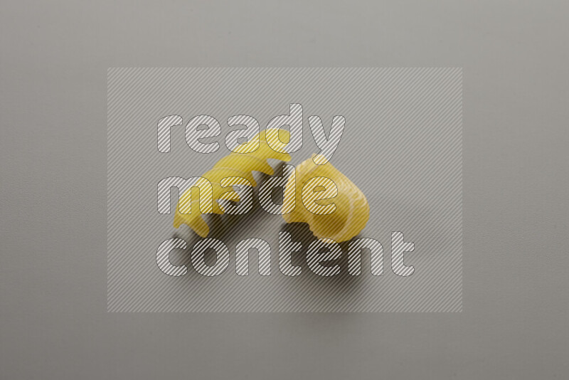 معكرونة بايب مع أنواع أخري من المعكرونة علي خلفية رمادية