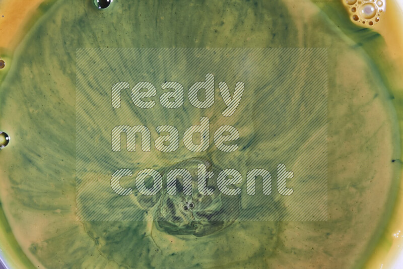 لقطة مقربة لأنماط دوامية باللون البرتقالي والأخضر