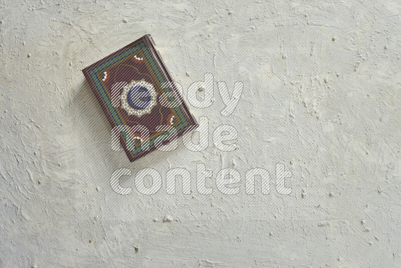 مصحف مع سبحة صلاه علي خلفية بيضاء