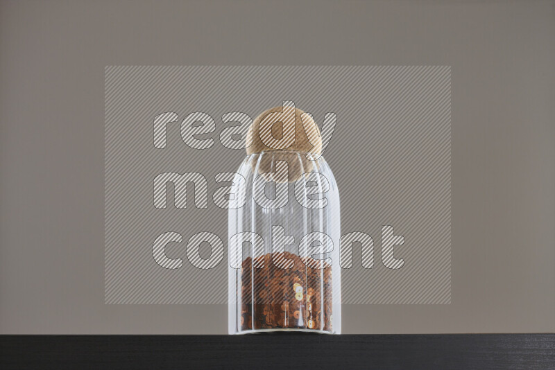 ترتر ملون في وعاء زجاجي علي خلفية سوداء