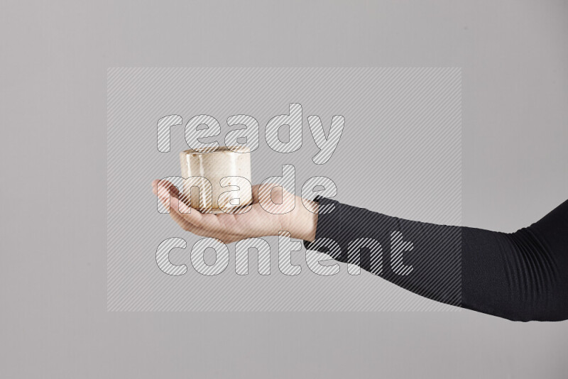 امرأة ترتدي عباءة سوداء تحمل أدوات فخارية مختلفة في أوضاع متعددة